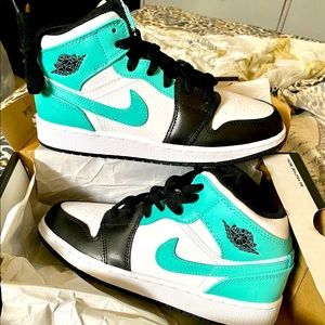 Jordan 1 mids white/tropical twist-black